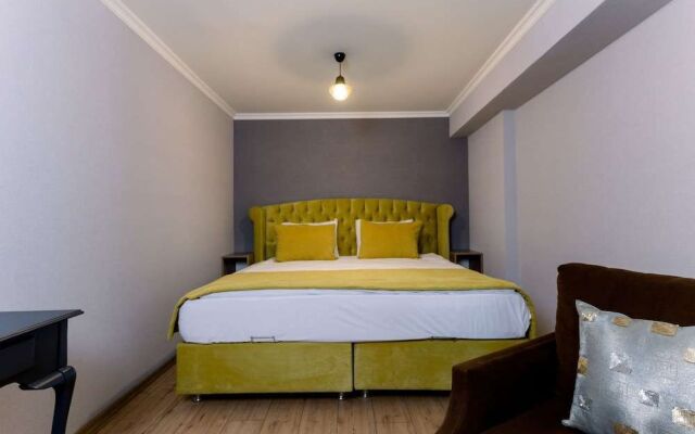 Tri̇o Hotel Airport