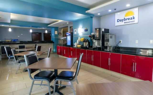 Days Inn & Suites by Wyndham Milwaukee