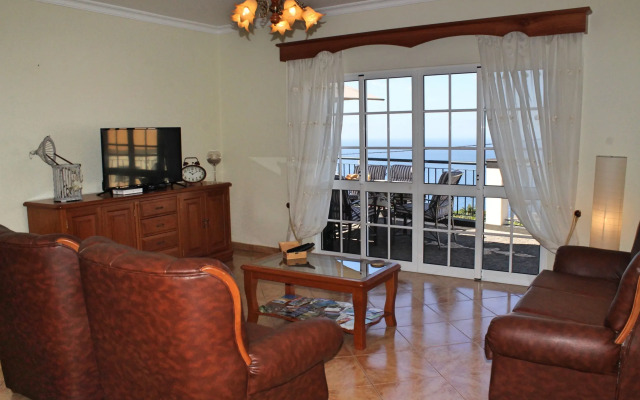 Ideal for couples or families, sunny area surrounded by vines | Casa Vista Bela