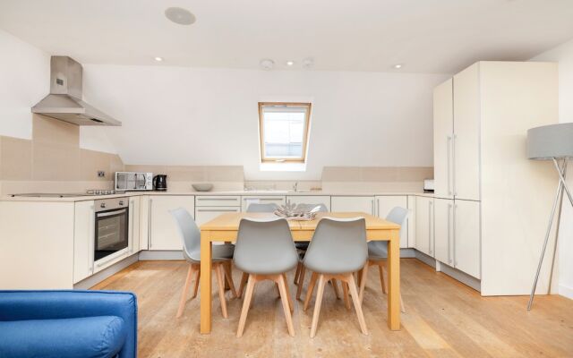 JOIVY Quiet Mews Street Apartment in the Heart of Edinburgh