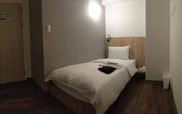Single Inn Kaohsiung Station Hostel