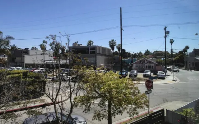 Globe Suites Off Abbott Kinney