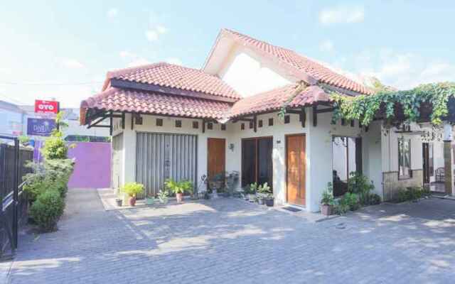 OYO 1680 Dahlia Guesthouse Near RSI Hidayatullah
