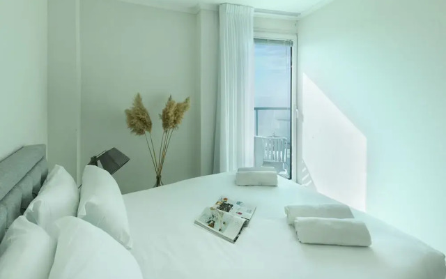 Awesome 2BR apt Balcony & pool access