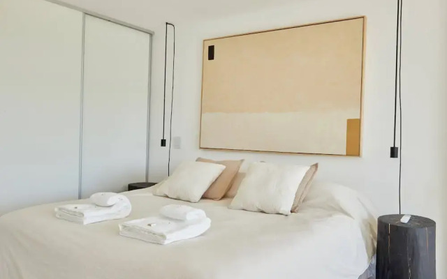 Unique triplex with rooftop private use