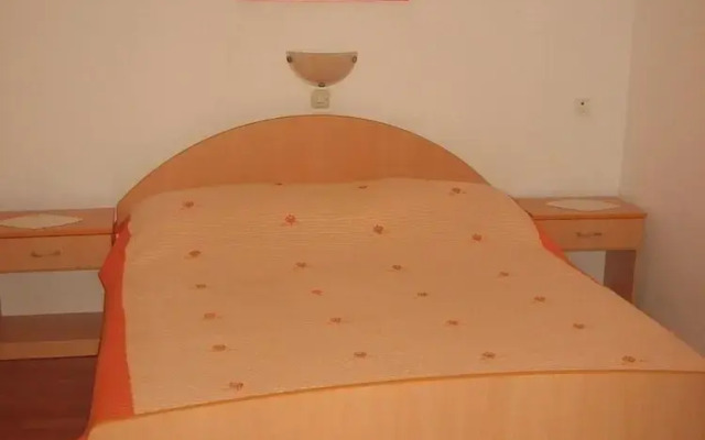 Marija1 - Close to the Center - A4 Narančasti