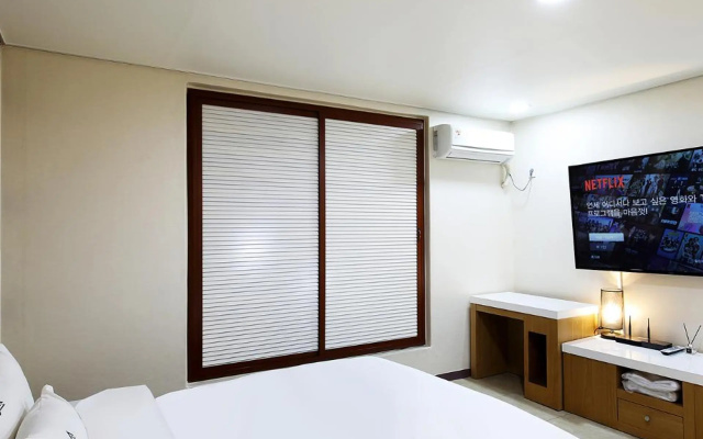 White Tourist Hotel