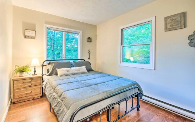 Poconos House w/ Large Deck, Gas Grill & Fire Pit!