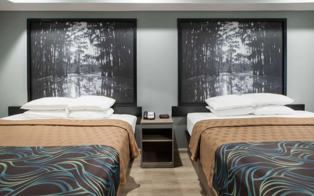 Super 8 by Wyndham Humble/Fallcreek/Houston