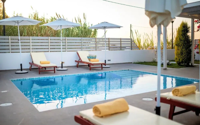 Seabreeze Villa - with Jacuzzi & heated pool