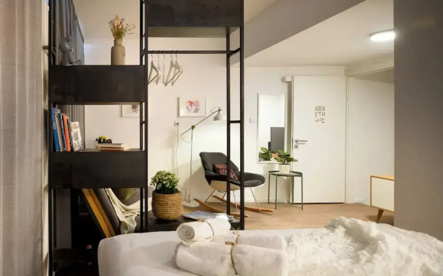 The Carmel House Apt hotel By Sea N Rent