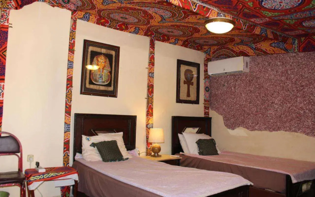 Pyramids Overlook Inn