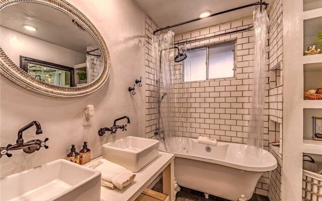 Turtle Mountain Cabin, 2 Bedrooms, Near Town