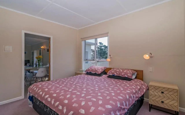Sun Seeker Bach - Ferry Landing Holiday Home