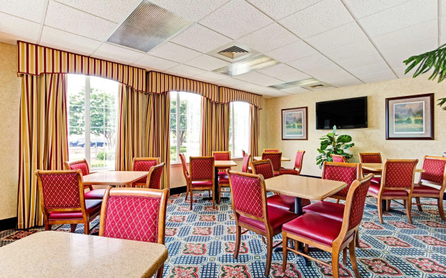 Super 8 by Wyndham Smithfield/Selma