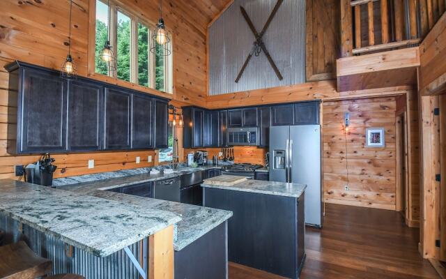 LakeStar Chalet 5 Bedroom House