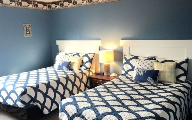 Elk Rapids Lakeshore Inn