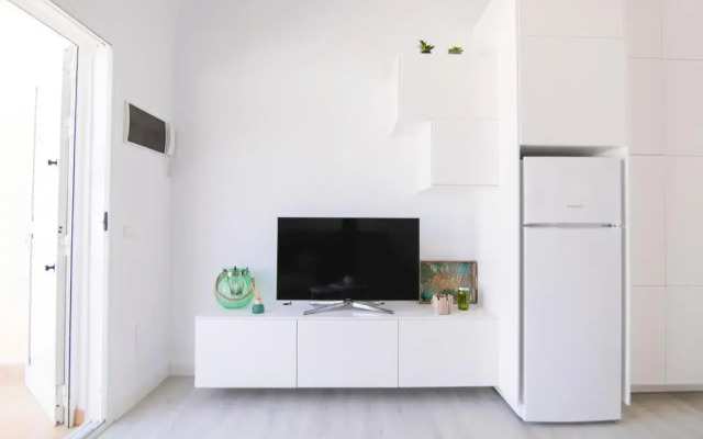 Deluxe Apartment. 50 meters Beach