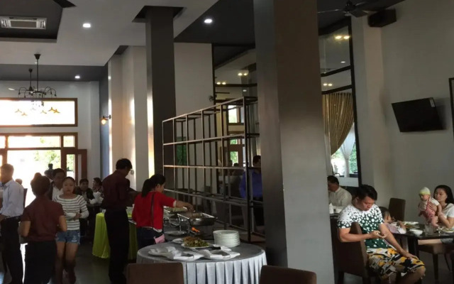 Yeak Loam Hotel