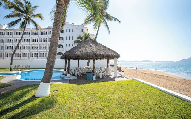Playa Azul Apt with Sea views & Pool