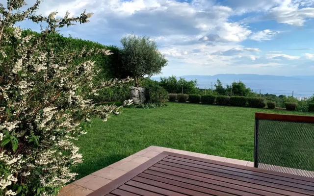 Terra Magica Deluxe Apartment OR Room with Private Parking, Terrace and Sea View