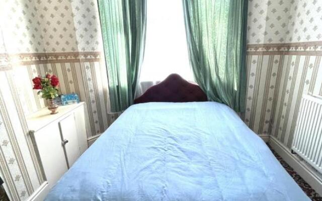 Lovely 3-bed House in Coventry Airbnb Property