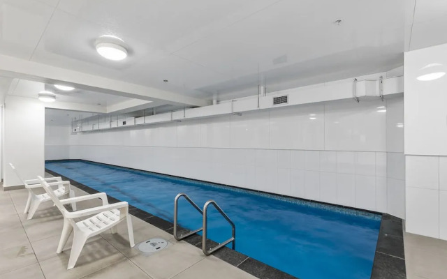 Chic 2BR Pool & Gym - Steps to Ponsonby