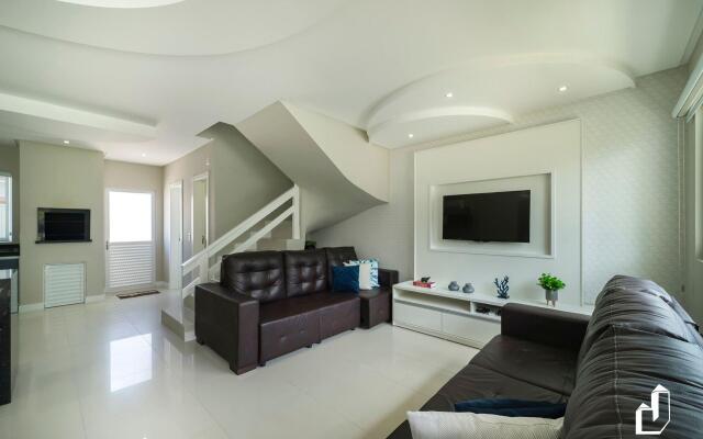 Duplex com piscina à beira mar e 03 suítes