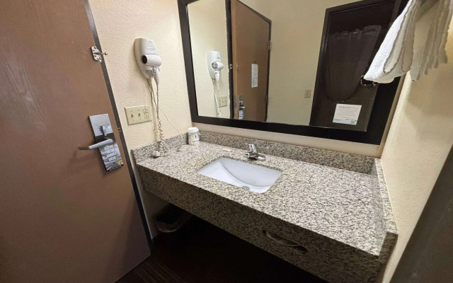Super 8 by Wyndham Lincoln