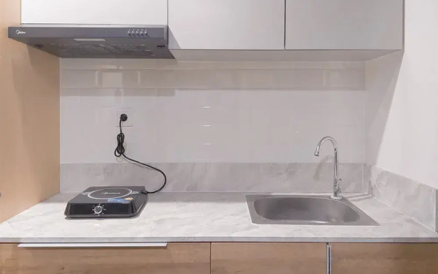 Best Place And Elegant Studio Collins Boulevard Apartment