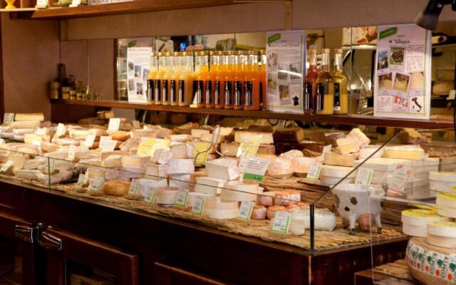 Oops! Latin quarter by Hiphophostels