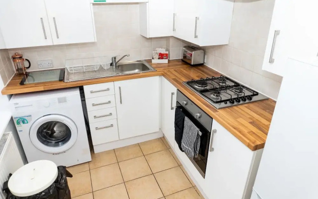 Comfy, 2 Bed House, Sleeps 6 with Garden and Free Parking in Cheltenham