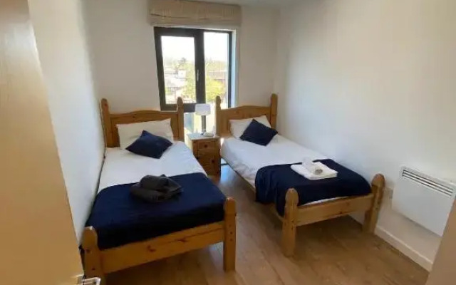 Woking Stylish and Modern 2 bedroom Apartment