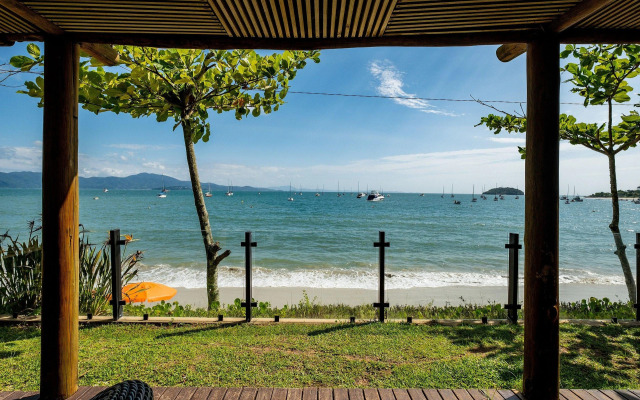 Apto elegante com piscina frente mar JBM304