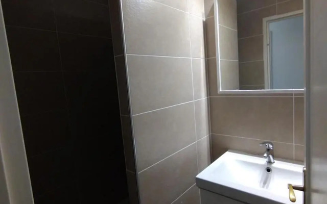 5 mn (450 m) walk Metro/La Defense/3BR/8Pers