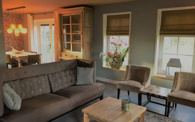 Lush Villa with Hot Tub, Private Fenced Garden in Hippolytushoef