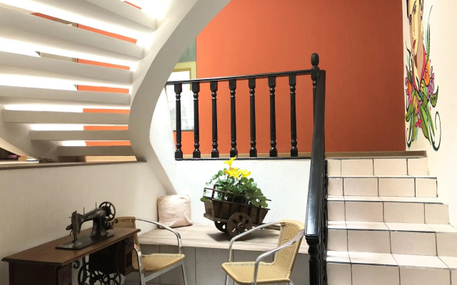 FRIDA. Suites & Lounge