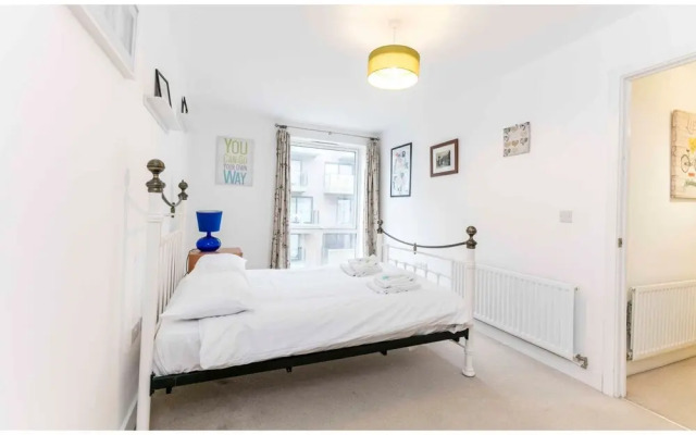 2 BR Modern Flat Near Train Station/central