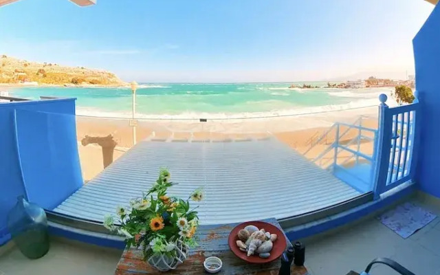Deluxe Beach Apartment- Sleeps 2 & Private Terrace