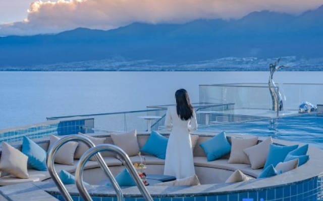 Wushuang Yayu Designer Boutique Stay · Erhai Lake – Pool – Dali