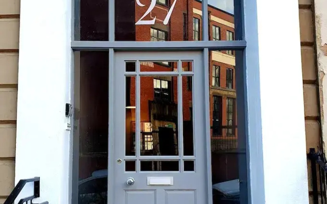 Vibrant Spacious Apartment In West End