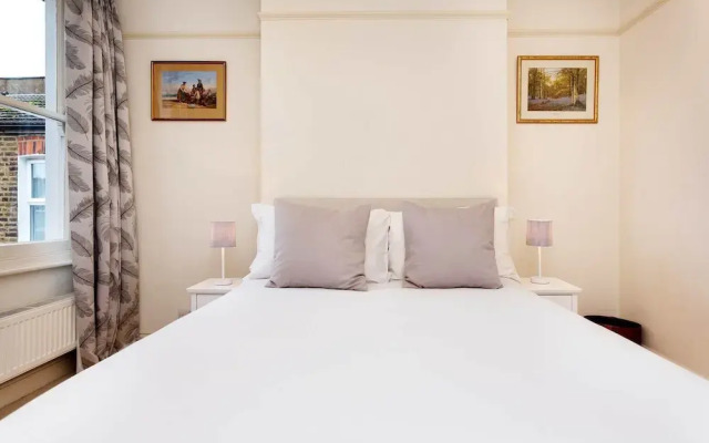 Peaceful by Fulham Palace