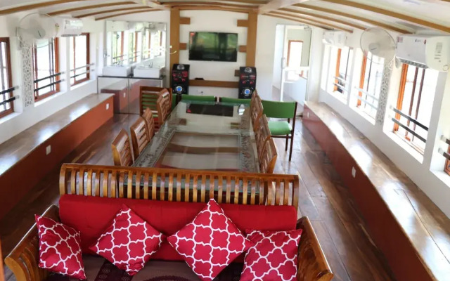 Sreekrishna Houseboat