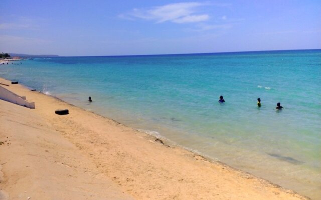 2 Bed Apt with Balcony at Runaway Bay