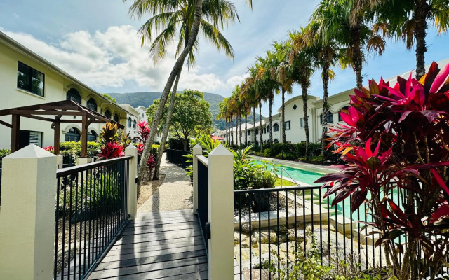 Palm Cove Pool Access Apartment
