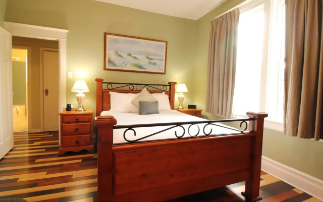 James Bay Inn Hotel & Suites