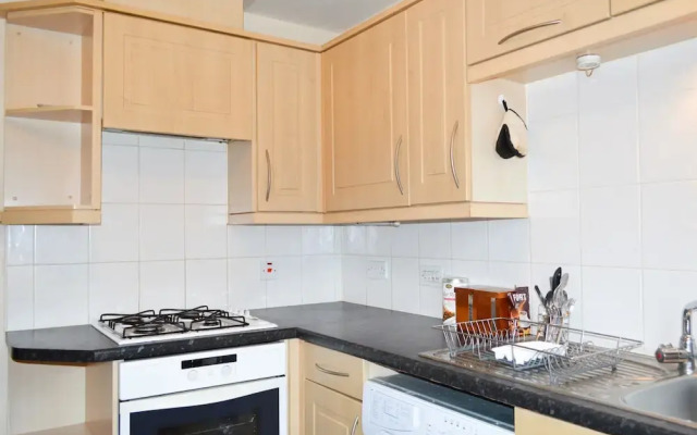 Bright 2 Bedroom Apartment With Parking in Edinburgh