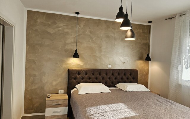 Deluxe Apartment near Bridge