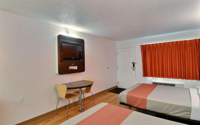 Motel 6 Tewksbury, MA - Boston
