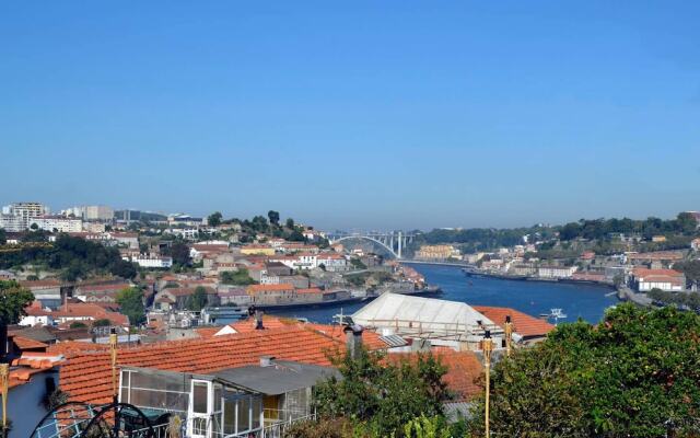 Studio in Vila Nova de Gaia, with Wonderful City View, Terrace And Wifi